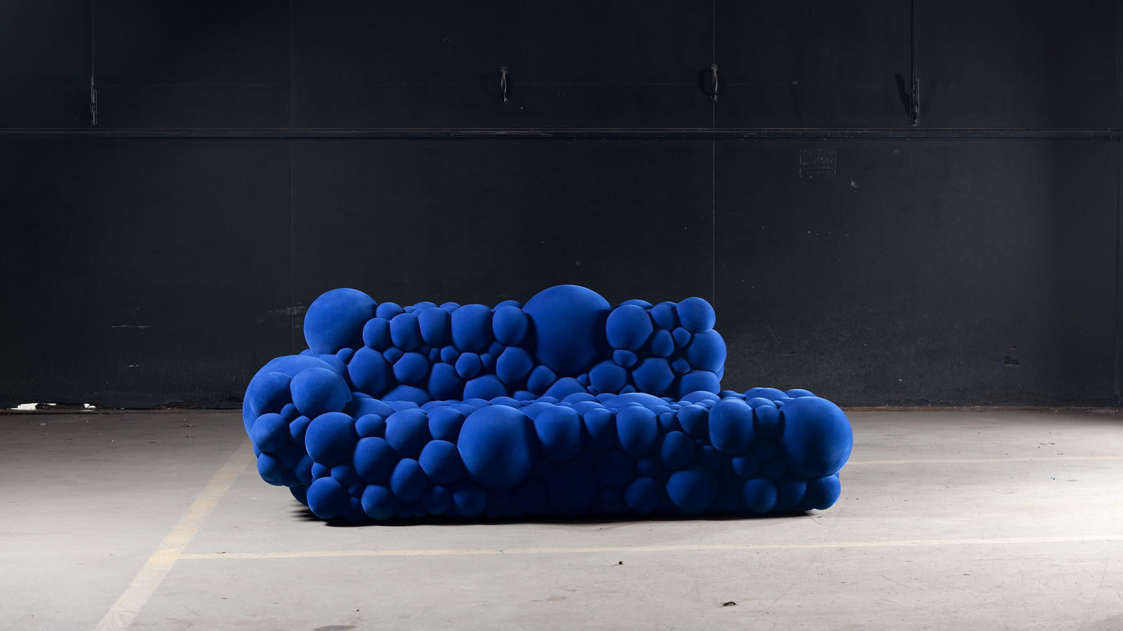 Full object. Пузырчатый диван Maarten de Ceulaer Mutation. Maarten de Ceulaer диван. Космический диван. Необычная мебель.